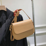 Bolso de hombro marrón clásico, elegante, práctico y atemporal para mujer.
