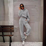 Chándal de mujer – Corte holgado – Punto suave – Con capucha – Pantalones ajustados