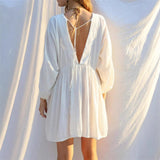 Vestido corto de mujer – Corte fluido – Tejido ligero – Mangas largas – Cuello en pico