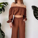 Conjunto de dos piezas para mujer: Top con hombros descubiertos, mangas largas y pantalones anchos de cintura alta.