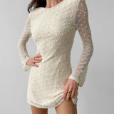 Vestido mini de mujer – Corte entallado – Jacquard texturizado – Mangas largas – Cuello redondo elegante