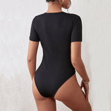 Body de mujer – Corte entallado – Mangas cortas – Detalle de botones decorativos – Tejido elástico suave