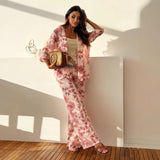 Conjunto para mujer: Kimono informal con estampado floral y pantalón ancho de cintura alta.
