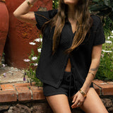 Conjunto de dos piezas para mujer: tejido transpirable, camisa holgada con botones y pantalones cortos con cordón.