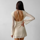 Vestido mini de mujer – Corte entallado – Jacquard texturizado – Mangas largas – Cuello redondo elegante