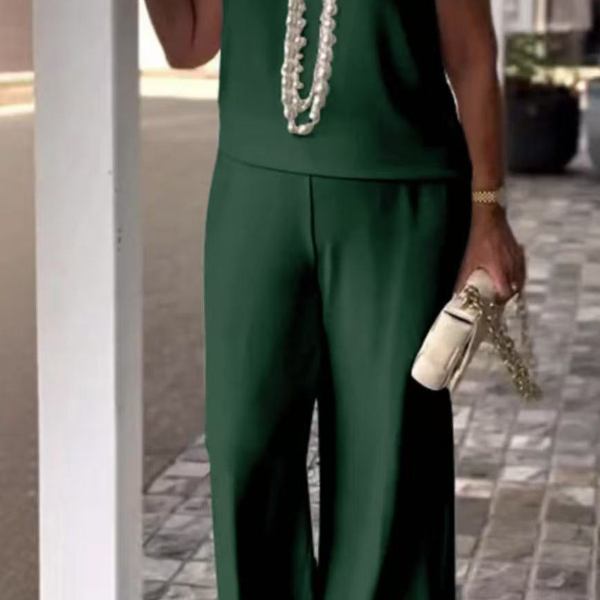 Conjunto de mujer: Top sin mangas y pantalón ancho. Corte elegante y fluido.