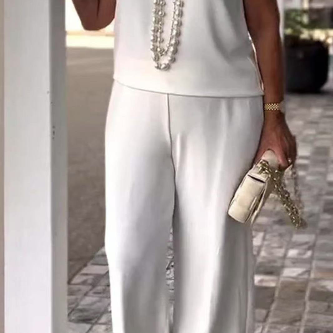 Conjunto de mujer: Top sin mangas y pantalón ancho. Corte elegante y fluido.