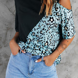 Camiseta de mujer – Corte holgado – Hombros descubiertos – Estampado animal asimétrico