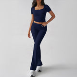 Conjunto de dos piezas para mujer: top corto ajustado con escote cuadrado y mangas cortas, pantalón acampanado.