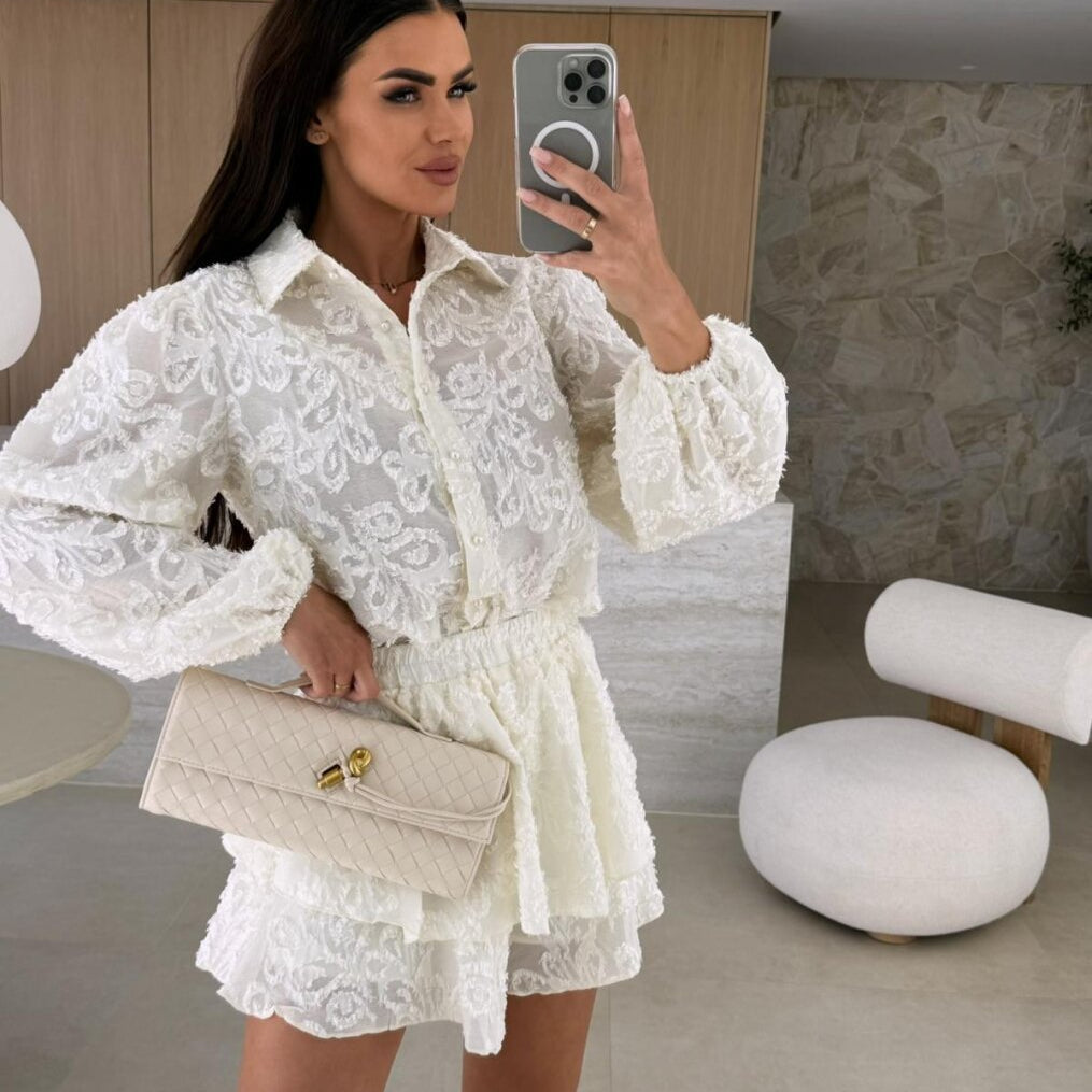 Conjunto de dos piezas para mujer: Encaje transpirable, Top de manga larga con puños abullonados y Minifalda con volantes.