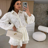 Conjunto de dos piezas para mujer: Encaje transpirable, Top de manga larga con puños abullonados y Minifalda con volantes.
