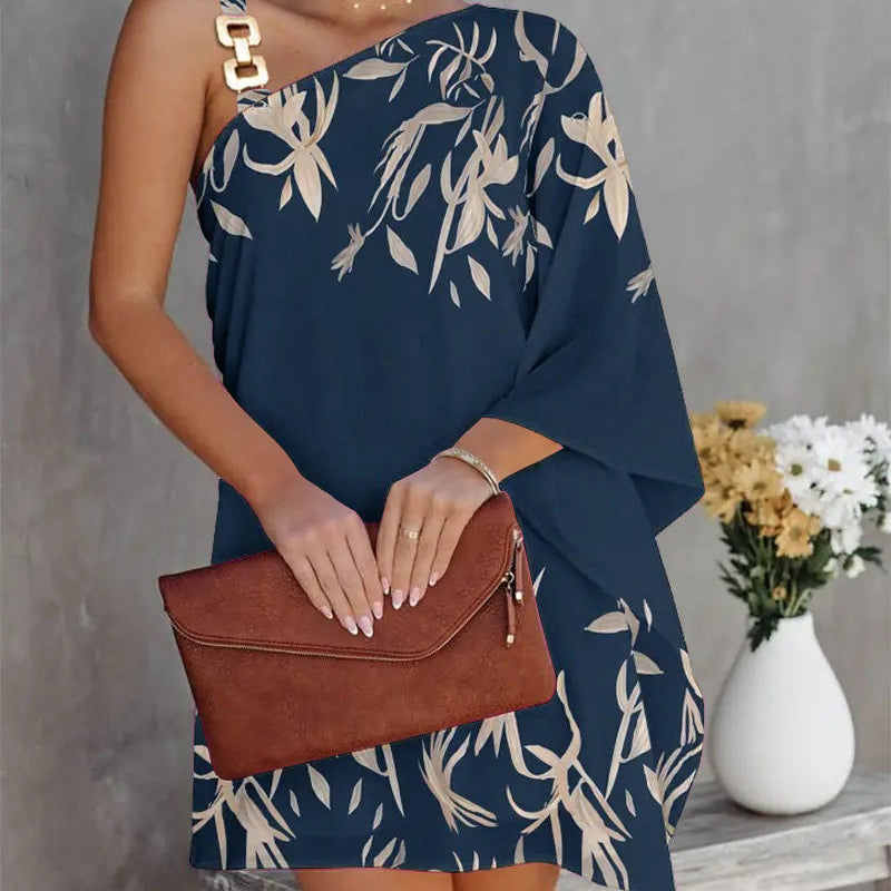 Vestido de mujer con hombros descubiertos – Corte holgado – Mangas asimétricas – Detalle metálico