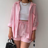 Conjunto de mujer: Camisa arrugada con cuello clásico y pantalones cortos de cintura alta con cordón ajustable.