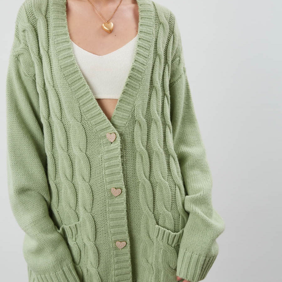 Cárdigan de mujer – Corte oversize – Punto grueso – Punto trenzado – Botones de corazón – Bolsillos