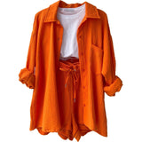 Conjunto de mujer: Camisa arrugada con cuello clásico y pantalones cortos de cintura alta con cordón ajustable.
