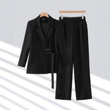 Traje de mujer – Blazer ajustado con cinturón – Pantalón ancho – Tejido de lujo
