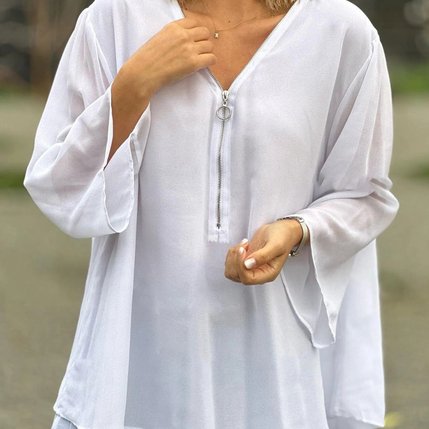 Blusa de mujer – Cuello en V con cremallera – Corte holgado – Mangas 3/4 – Tejido ligero y fluido