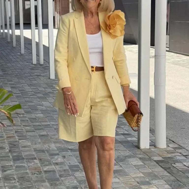 Conjunto de blazer y pantalón corto para mujer – Corte entallado – Tejido de alta calidad – Botones elegantes