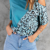 Camiseta de mujer – Corte holgado – Hombros descubiertos – Estampado animal asimétrico