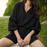 Conjunto de dos piezas para mujer: Top con cuello en V y mangas globo, pantalones cortos holgados con volantes.