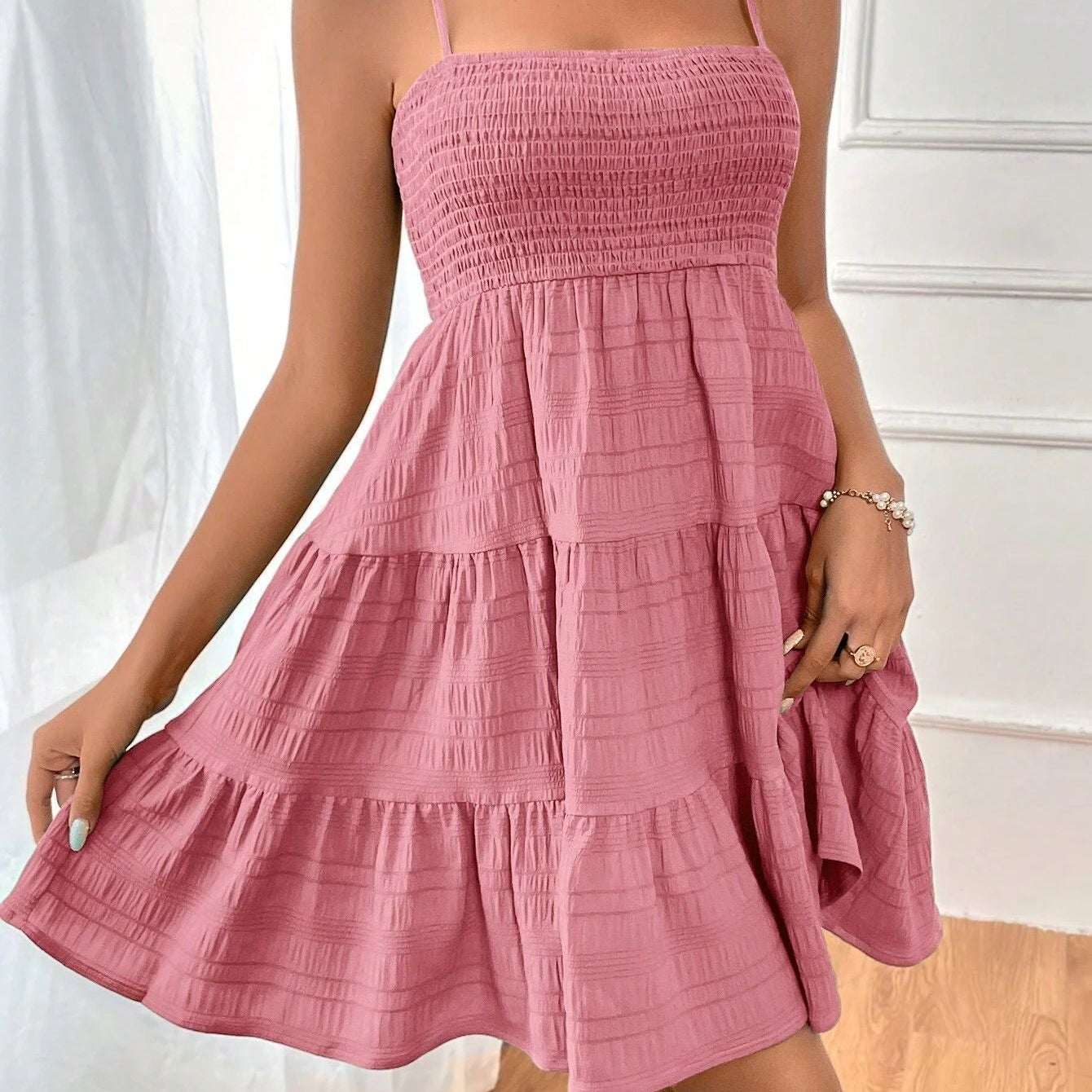 Vestido corto de mujer – Tirantes finos – Cuerpo fruncido – Falda evasé con volantes