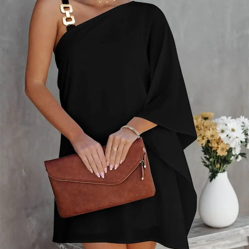 Vestido de mujer con hombros descubiertos – Corte holgado – Mangas asimétricas – Detalle metálico