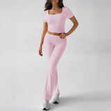 Conjunto de dos piezas para mujer: top corto ajustado con escote cuadrado y mangas cortas, pantalón acampanado.