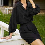 Conjunto de dos piezas para mujer: Top con cuello en V y mangas globo, pantalones cortos holgados con volantes.