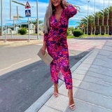 Vestido de mujer - Corte entallado - Cuello en V - Mangas largas - Cintura y caderas fruncidas - Estampado moderno