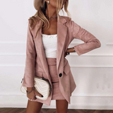 Conjunto de blazer y minifalda para mujer: corte estructurado, tejido lujoso y estilo elegante.