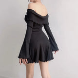 Vestido de mujer con hombros descubiertos, punto acanalado, mangas largas acampanadas y corte en A