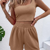 Conjunto de mujer: top corto acanalado sin mangas y pantalones cortos de cintura alta. Cómodo y ajustado.