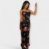 Vestido corto ajustado con estampado floral y tirantes