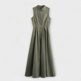Vestido corto sin mangas con plisados y corte ajustado midi