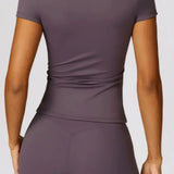 Conjunto deportivo para mujer: leggings de cintura alta y camiseta ajustada de manga corta.