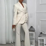 Conjunto de traje para mujer: Blazer ajustado con cinturón y elegante pantalón ancho.