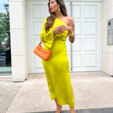 Vestido de satén de un solo hombro para mujer: elegante y sofisticado.