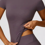 Conjunto deportivo para mujer: leggings de cintura alta y camiseta ajustada de manga corta.