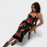 Vestido corto ajustado con estampado floral y tirantes