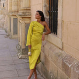 Vestido de satén de un solo hombro para mujer: elegante y sofisticado.