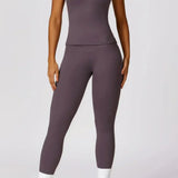 Conjunto deportivo para mujer: leggings de cintura alta y camiseta ajustada de manga corta.