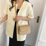 Bolso de hombro marrón clásico, elegante, práctico y atemporal para mujer.