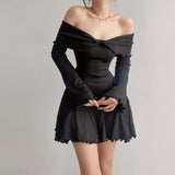 Vestido de mujer con hombros descubiertos, punto acanalado, mangas largas acampanadas y corte en A