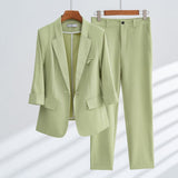 Traje de mujer: Blazer ajustado con mangas 3/4, pantalón recto, atuendo de oficina