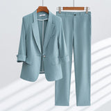 Traje de mujer: Blazer ajustado con mangas 3/4, pantalón recto, atuendo de oficina