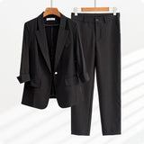 Traje de mujer: Blazer ajustado con mangas 3/4, pantalón recto, atuendo de oficina