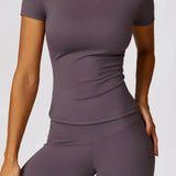 Conjunto deportivo para mujer: leggings de cintura alta y camiseta ajustada de manga corta.