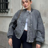 Abrigo de talla grande para mujer moderna, elegante y cálido.