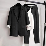 Chaqueta de mujer – Corte estructurado – Solapas con muesca – Cierre con un solo botón – Puños vueltos