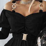 Vestido de mujer con hombros descubiertos, cinturón ancho, mangas asimétricas y falda con volantes.